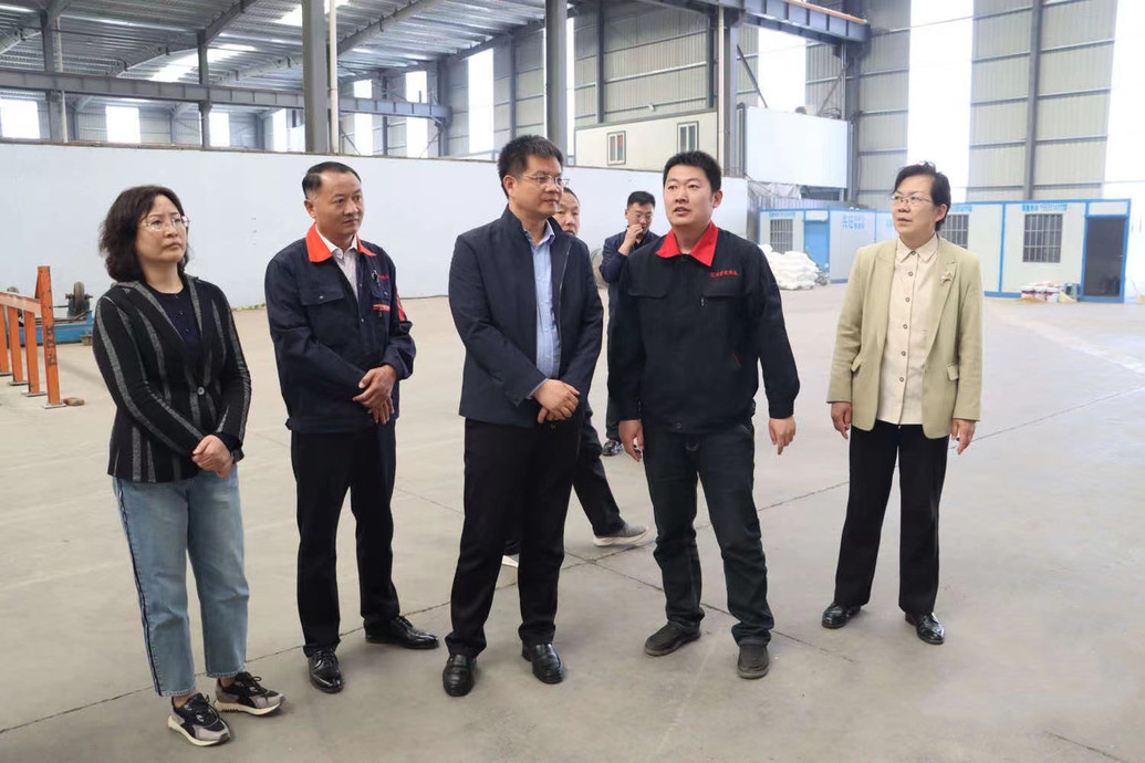 655月2日,县委书记张宏方深入部分企业和重点项目