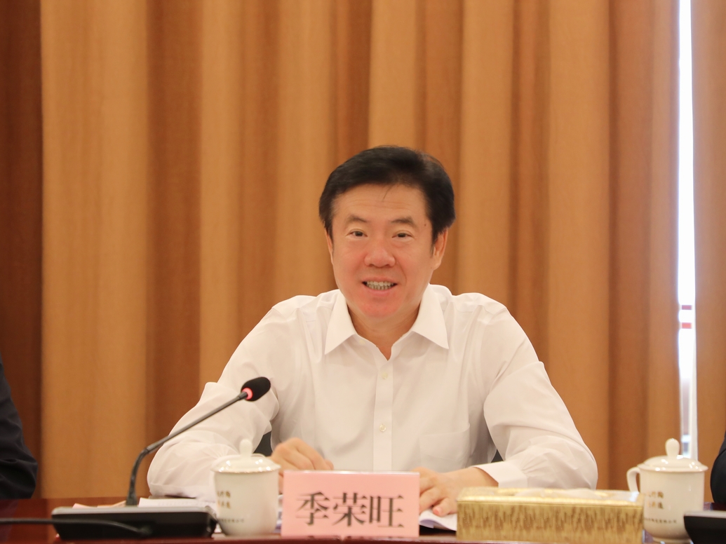 张宏方代表县委,县政府对密云区党政代表团一行的到来表示热烈欢迎,向